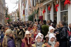 Oltre 950 personaggi dei libri di Charles Dickens rivivono ogn anno durante il "Dickens Festival" nella città olandese di Deventer - foto © Chantal de Bruijne ...