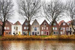 Le casette colorate di Edam a fianco di un canale della città del Noord Holland - © Ricardo Canino / Shutterstock.com