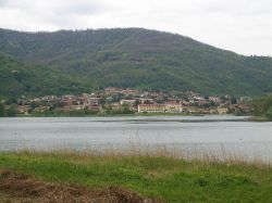 Olginate e il suo lago formato dal fiume Adda a sud di Lecco, Lombardia - © Croberto68, CC BY 3.0, Wikipedia