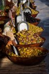 Olive in vari condimenti in vendita in un mercato di Sanary-sur-Mer, Francia.

