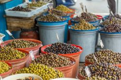 Olive verdi e nere in una bancarella lungo la strada a Tirana, Albania.

