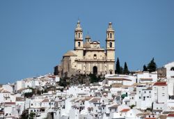 Il pueblo blanco di Olvera sormontato dalla cattedrale barocca. Ci troviamo in Andalusia, nel sud della Spagna - © Philip Lange / Shutterstock.com
