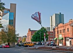 L'Ombrello di Angie, opera d'arte che decora l'area Belltown di Seattle, Washington. Alta 20 piedi, sembra in una tempesta perpetua - © joyfuldesigns / Shutterstock.com