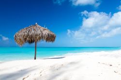 Ombrellone di foglie di palma sulla spiaggia di Cayo Largo, Cuba. Il luogo perfetto per rilassarsi e trascorrere una vacanza all'insegna della natura incontaminata.


