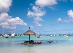 Ombrellone e barche alla rada di Grand Baie, isola di Mauritius - Mare pittoresco e paesaggi da incanto per questa località dell'isola di Mauritius situata sulla costa nord occidentale ...