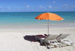 Ombrellone e lettini sulla spiaggia di Mont Choisy, Mauritius (Oceano Indiano) - © isogood / Shutterstock.com