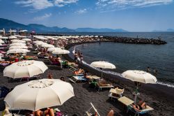 Ombrelloni bianchi sulla spiaggia di sabbia nera a Torre del Greco, Napoli (Campania) - © KDN759 / Shutterstock.com