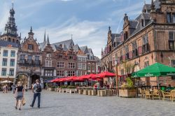 Ombrelloni colorati di bar all'aperto nel centro storico di Nijmegen, Olanda - © HildaWeges Photography / Shutterstock.com