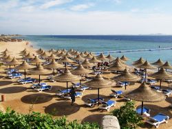 Ombrelloni e lettini di un hotel su una spiaggia di Playa del Carmen, Messico.
