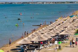 Ombrelloni e sdrai a Queens Beach, Nin, Croazia. E' una delle destinazioni turistiche preferite dai croati e dagli stranieri - © DarioZg / Shutterstock.com