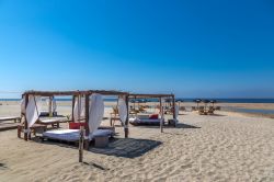 Ombrelloni e sdraio in una spiaggia di sabbia a Puerto Escondido, Messico - © LMspencer / Shutterstock.com