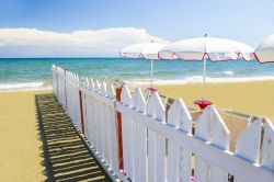 Ombrelloni e sdraio su una spiaggia di San Felice Circeo, Lazio. Il lungomare di questa località della provincia di Latina offre spiagge e stabilimenti balneari attrezzati con ogni confort.
 ...
