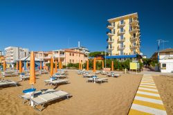 Ombrelloni e sdraio sulla spiaggia di Lido di Jesolo, nei pressi di Venezia, Veneto.



