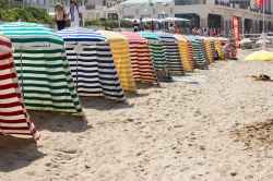Ombrelloni e tende colorate su una spiaggia di Biarritz, Francia. Questa località, a sud-ovest del paese, ospita lunghe spiagge sabbiose e numerose scuole di surf - © Katya Liland ...
