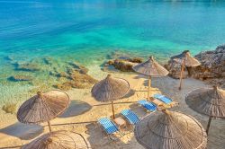 Ombrelloni in paglia sulla spiaggia di Ksamil in Albania