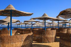 Ombrelloni in paglia sulla spiaggia di Port Ghalib, Mar Rosso, Egitto.



