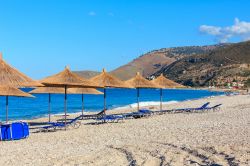 Ombrelloni in riva al mare sulla spiaggia di Borsh in Albania