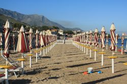 Ombrelloni sula spiaggia di Vindicio a Formia, Lazio. Qua il mare è limpido e la veduta su Ischia spettacolare.



