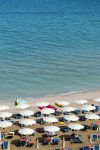 Ombrelloni sulla spiaggia di Marotta, sulla costa delle Marche.