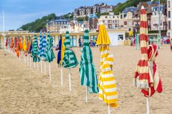 Gli ombrelloni di uno stabilimento balneare sulla spiaggia di Trouville-sur-Mer, in Normandia.

