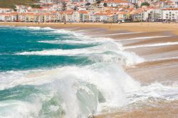 Onda sulla spiaggia di Nazaré, il paradiso del surf in Portogallo.