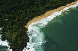 Le onde bianche viste dall'alto mentre si infrangono sulla riva nell'arcipelago di Bocas del Toro, Panama. La natura si presenta in tutta la sua maestosità.

