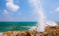 Le onde si infrangono sulle rocce della costa di Cozumel, l'isola dello stato messicano del Quintana Roo - foto © Shutterstock.com
