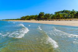 Onde del mare sulla spiaggia di sabbia nei pressi ...