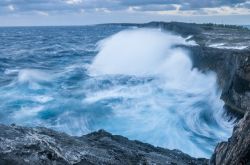 Onde in una giornata di vento sulle scogliere dell'isola di Eleuthera, Bahamas. Quest'isola scoperta nel 1648 è una sottile striscia di terra a forma di mantide religiosa.




 ...