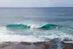 L'oceano Indiano e la spiaggia di Gris Gris a Souillac, Mauritius - Le onde dell'oceano si infrangono sulla spiaggia di Gris Gris, nella regione di Souillac a sud dell'isola di Mauritius ...