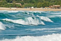 Onde perfette per il surf nei pressi di Lumio, lungo la costa della Corsica.
