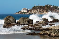 Onde s'infrangono sul litorale roccioso di Puerto Escondido, Messico.
