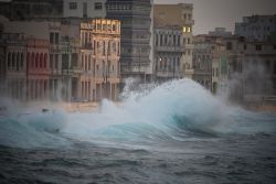 Le onde si infrangono sul Malecòn dell'Avana in una giornata con il mare agitato. È un'immagine molto comune della capitale cubana.