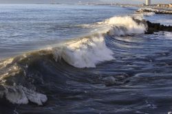 Onde sulla costa della Versilia  a Marina di Massa in Toscana