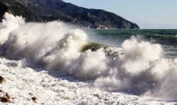 Onde sulla costa di Monterosso al Mare, Liguria, Italia - Una suggestiva immagine delle onde del Mar Ligure che si infrangono impetuose lungo il tratto costiero di Monterosso © TTL media ...