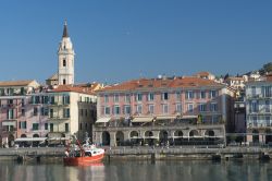 Oneglia (Imperia): un peschereccio attraccato al porto cittadino. Sullo sfondo, case e campanile.
