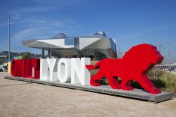 OnlyLyon, la scritta di fronte al Museo delle Confluenze a Lione, Francia. In una suggestiva struttura monumentale in vetro e metallo, questo museo propone un viaggio attraverso il tempo e i ...