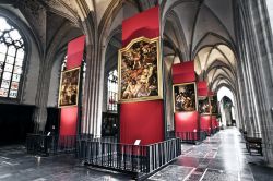 Onze-Lieve-Vrouwekathedraal, Anversa: l'interno della Cattedrale di Nostra Signora, dove sono esposte alcune tele con immagini sacre - © Antwerpen Toerisme & Congres