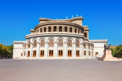 L'Opera and Ballet National Academic Theater a Yerevan, Armenia. L'edificio è stato ufficilamente inaugurato nel 1933. E' costituito da due sale concerto: l'Aram Khachaturian ...
