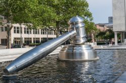 Opera scultorea in acciaio inossidabile in una fontana all'Ohio Judicial Center di Columbus, Ohio. E' stata realizzata dall'artista Andrew Scott - © Paul Brady Photography / ...