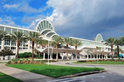 Orange County Convention Center di Orlando, Florida - Inaugurato nel 1983, questo complesso dalla bella architettura, immerso nel verde, ospita fiere, congressi, eventi e meeting di ogni genere ...