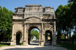 Orange, Francia: l'arco di trionfo è a tre fornici con doppio attico e corpo centrale sporgente.
