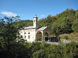 Oratorio del Saliente si trova vicino alla località di Quarna Sotto sul Lago d'Orta - © www.distrettolaghi.it
