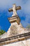 Dettaglio dell'oratorio del SS. Sacramento a Massafra, Puglia - Una croce sovrasta l'oratorio dell'Arconfraternita Santissmo Sacramento di Massafra situato fra l'antica Chiesa ...
