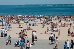 Orchard Beach nel Bronx a New York, Stati Uniti. Questa lunga curva di sabbia è il posto ideale per le famiglie per via della mancanza di onde di grandi dimensioni. E' la spiaggia ...