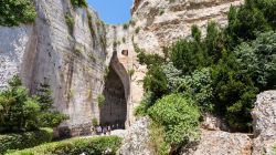 Ingresso all'Orecchio di Dionisio, siamo nel Parco Archeologico della Neapolis di Siracusa