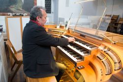 Un organista prova il grande organo della chiesa parrocchiale di San Martino a Biberach in Germania