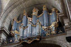 L'organo a canne della chiesa di San Giacomo a Pezenas, Francia, decorato con angeli cherubini musicisti - © Gary Perkin / Shutterstock.com