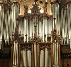 Organo della cattedrale di San Francesco di Sales a Chambery, Francia. Rappresenta uno degli organi più belli e preziosi del Rodano-Alpi con 50 registri di lingua su 3 manuali e pedale.



 ...