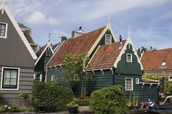 I tetti originali e le magnifiche decorazioni delle case: De Rijp era un villaggio ricco grazie al commercio delle aringhe e per a caccia alle balene